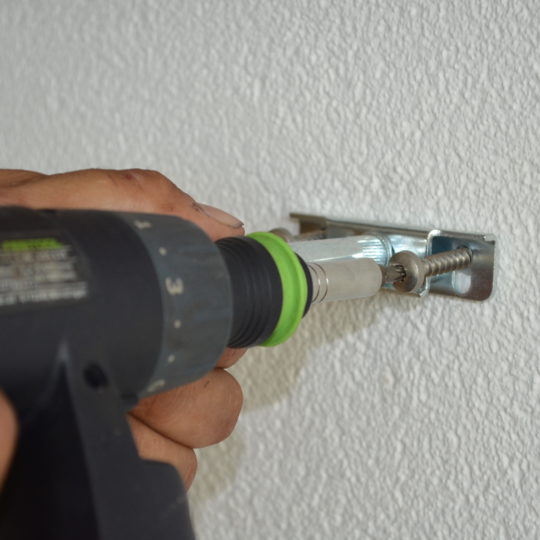 Hoe bevestig je een zwevende wandplank?