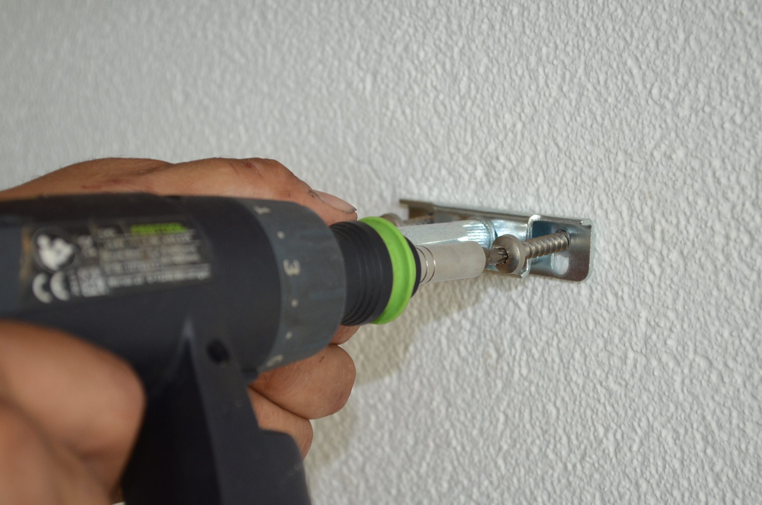 Hoe bevestig je een zwevende wandplank?