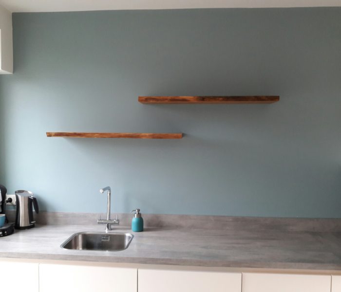 Zwevende houten wandplank